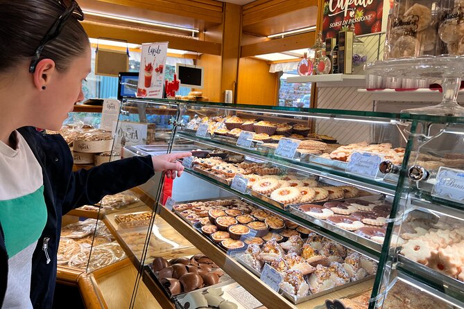 Verona walking tour:food, wine, legends, lunch/dinner & cable car - Lunch in a trattoria: fresh pasta and real regional choices